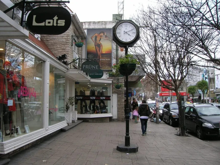 Calle Güemes con sus tiendas