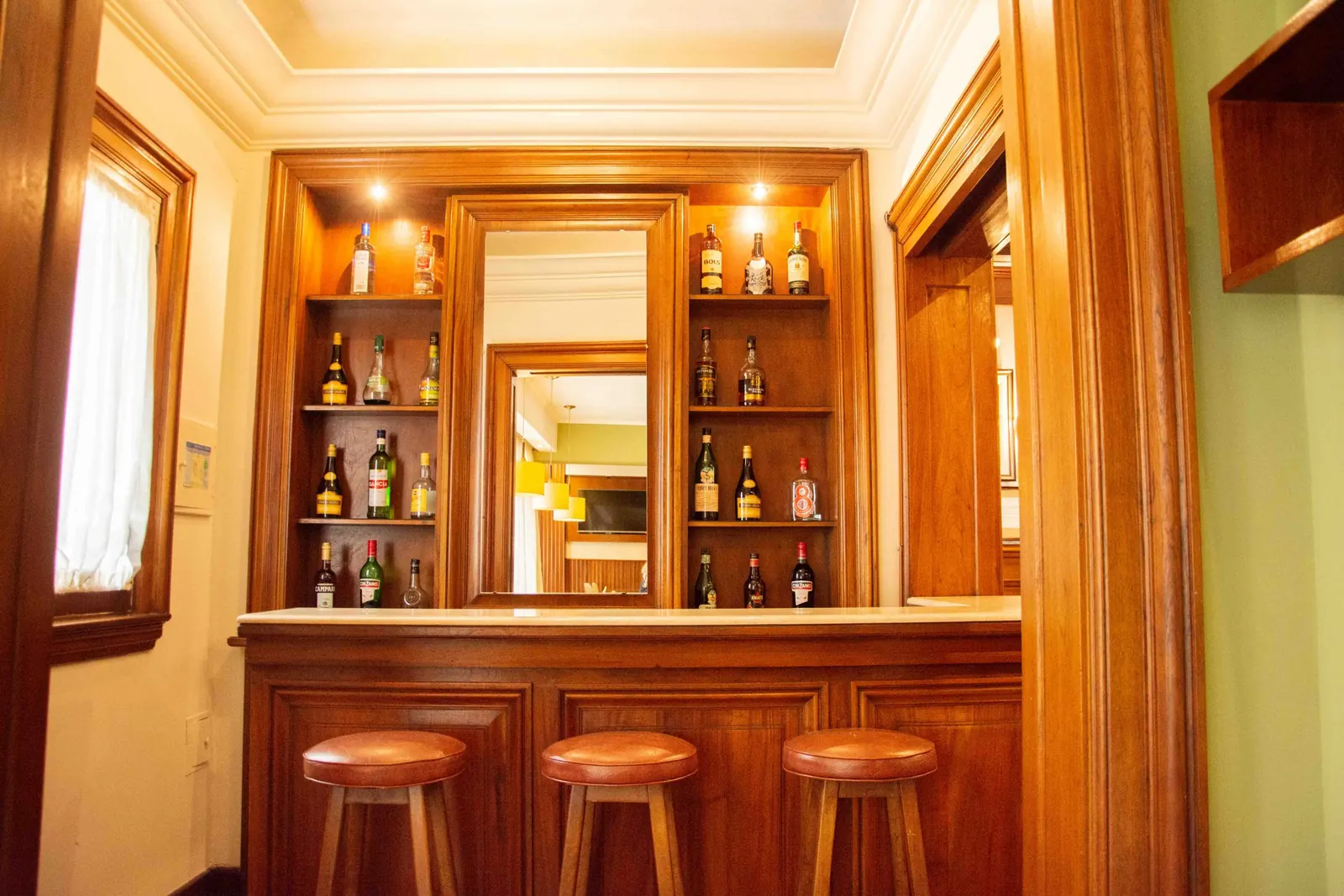 Bar de madera con banquetas