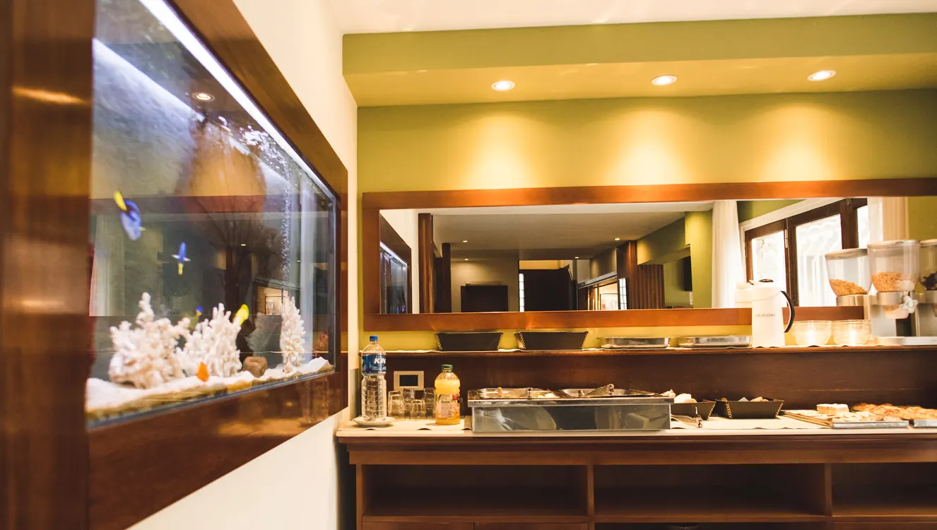 Salón de desayuno con pecera y buffet