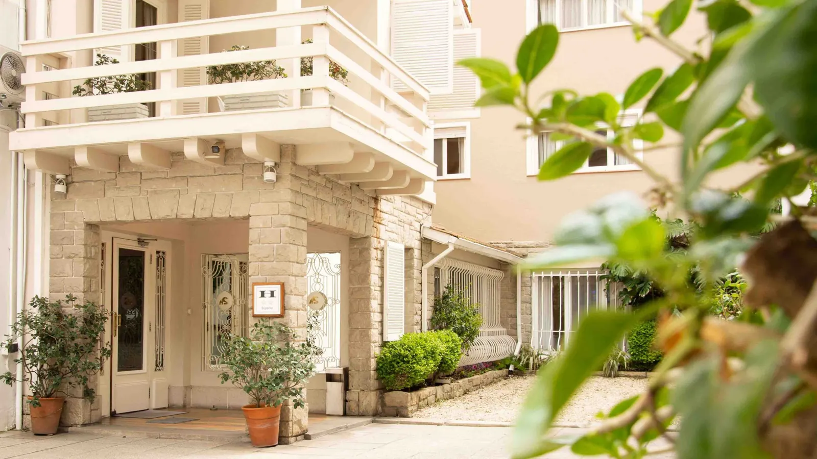 Patio de entrada con plantas y balcones