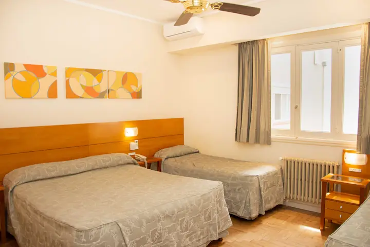 Habitación cuádruple con cama matrimonial y dos camas individuales