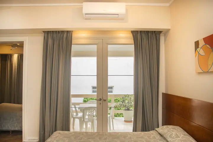 Habitación con ventanal y balcón