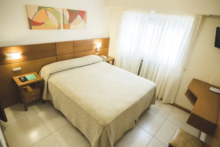 Habitación con cama matrimonial
