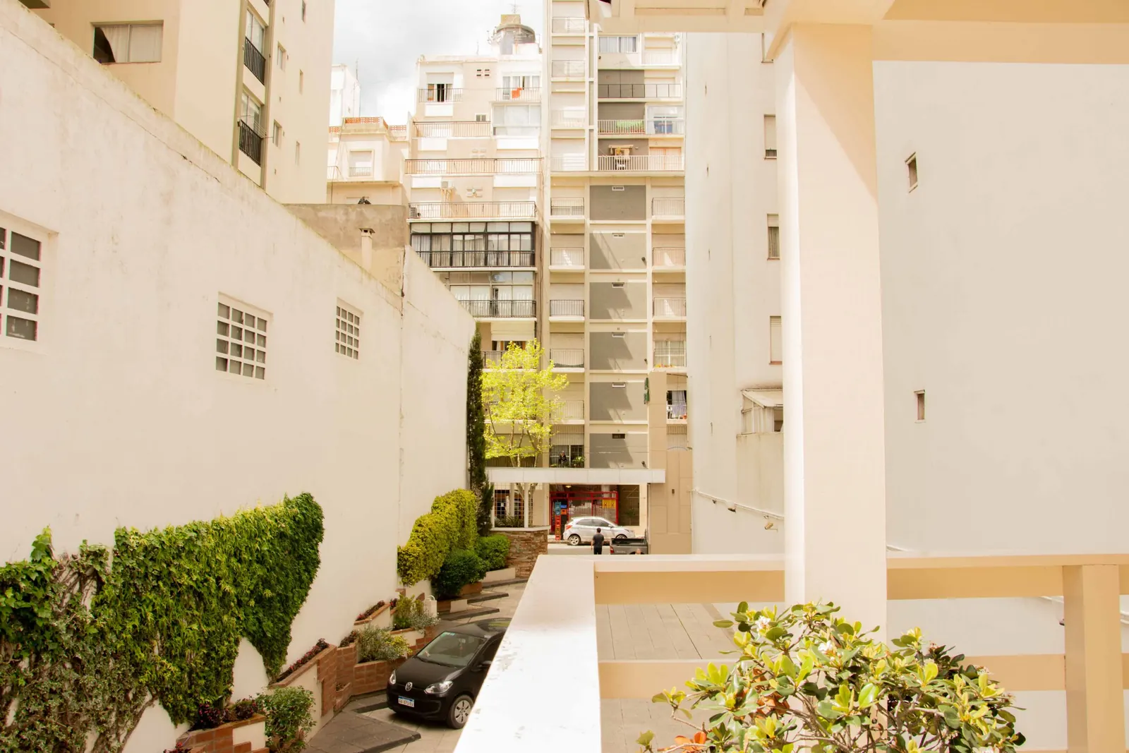 Balcones y jardín interno del hotel