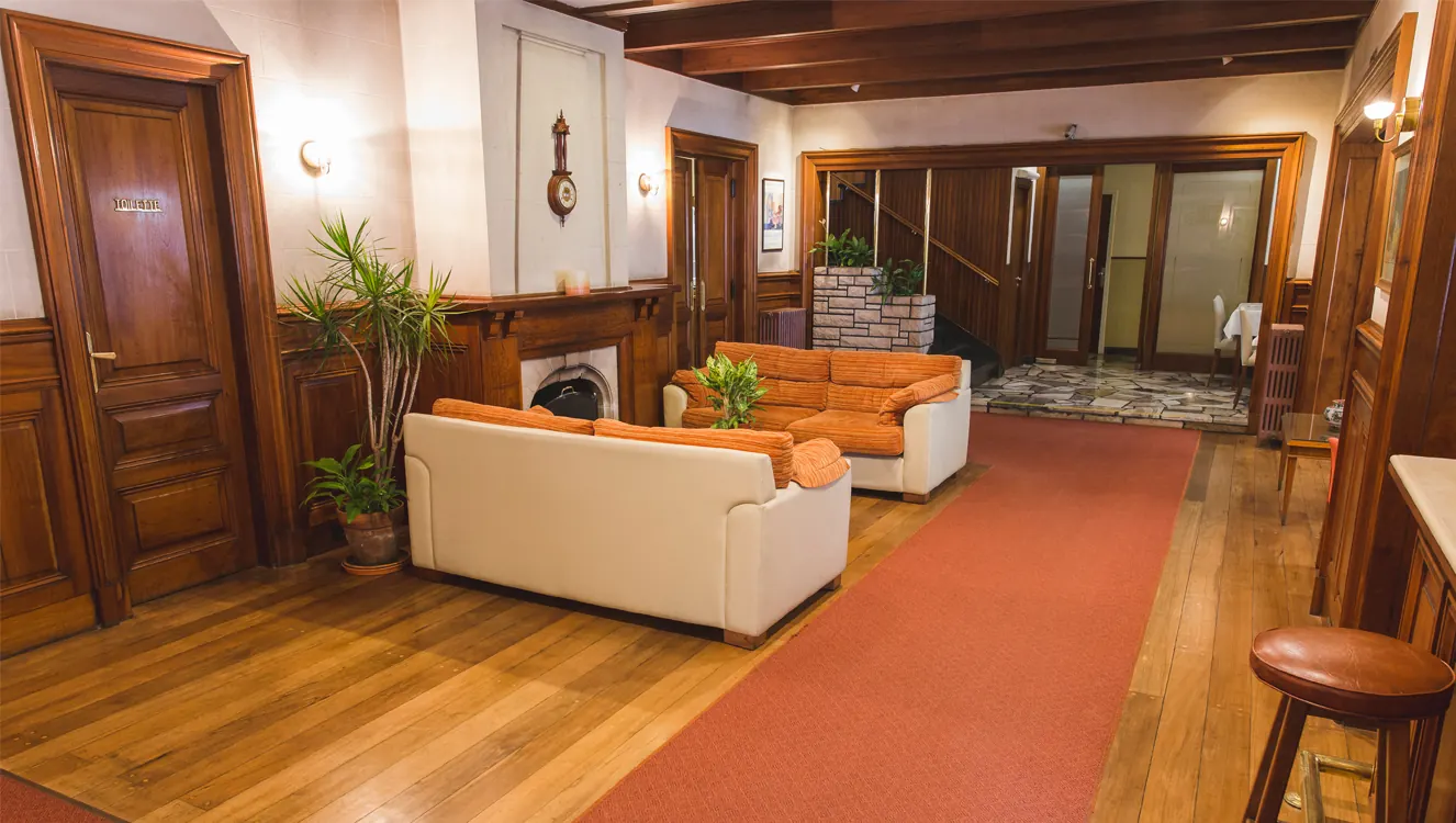 Recepción del Hotel Selent con living y pisos de madera