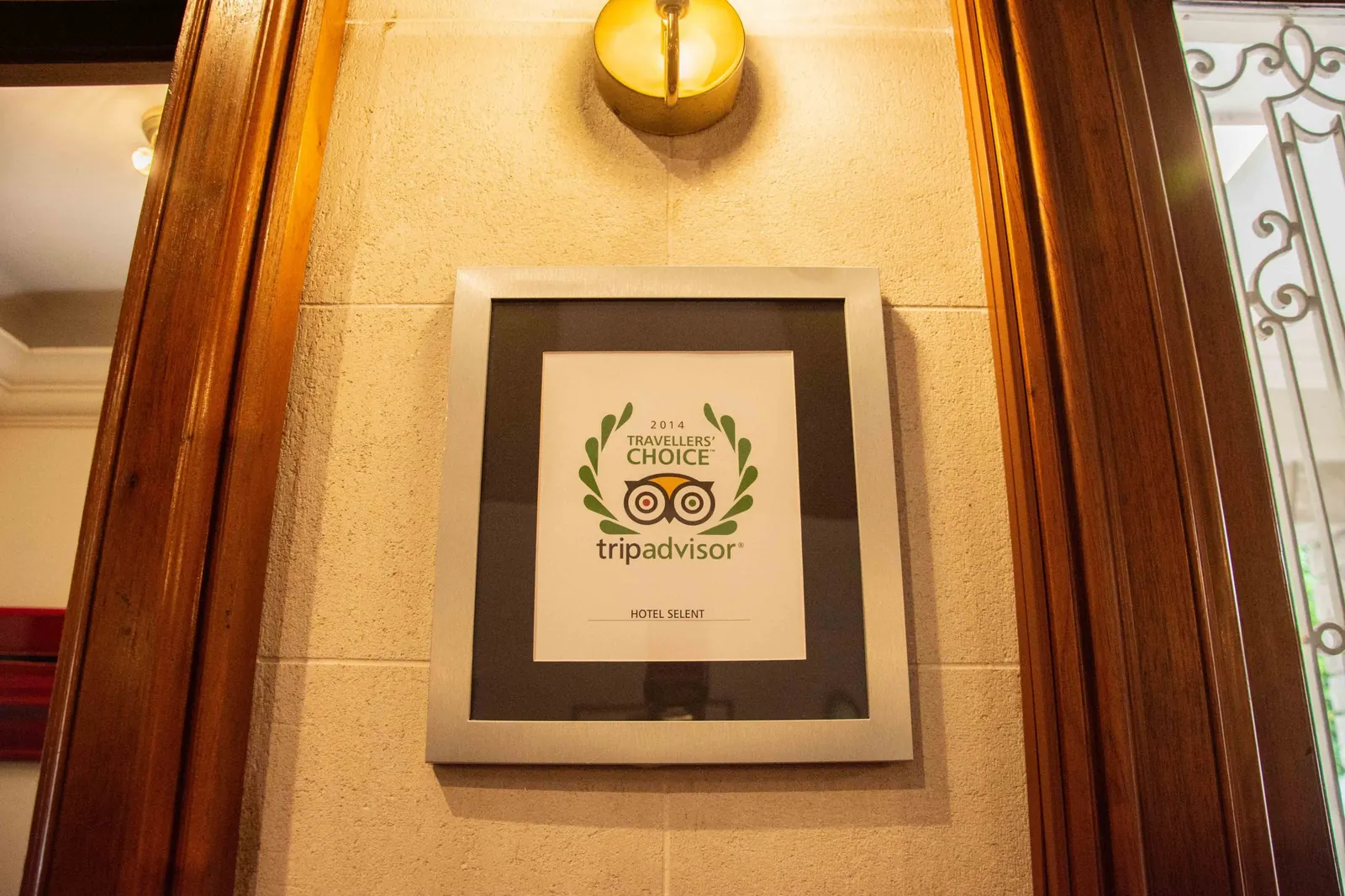 Certificado Travellers' Choice de Tripadvisor en la recepción del hotel